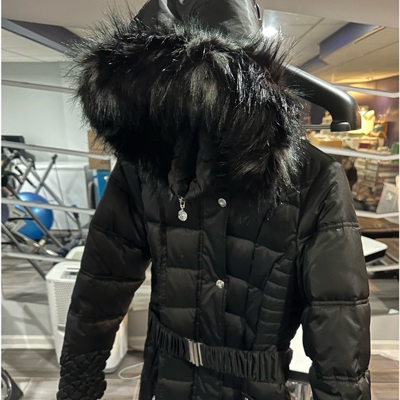 Betsy Johnson long winter coat w/belt & detachable fur hat only tried on. - Picture 9 of 12